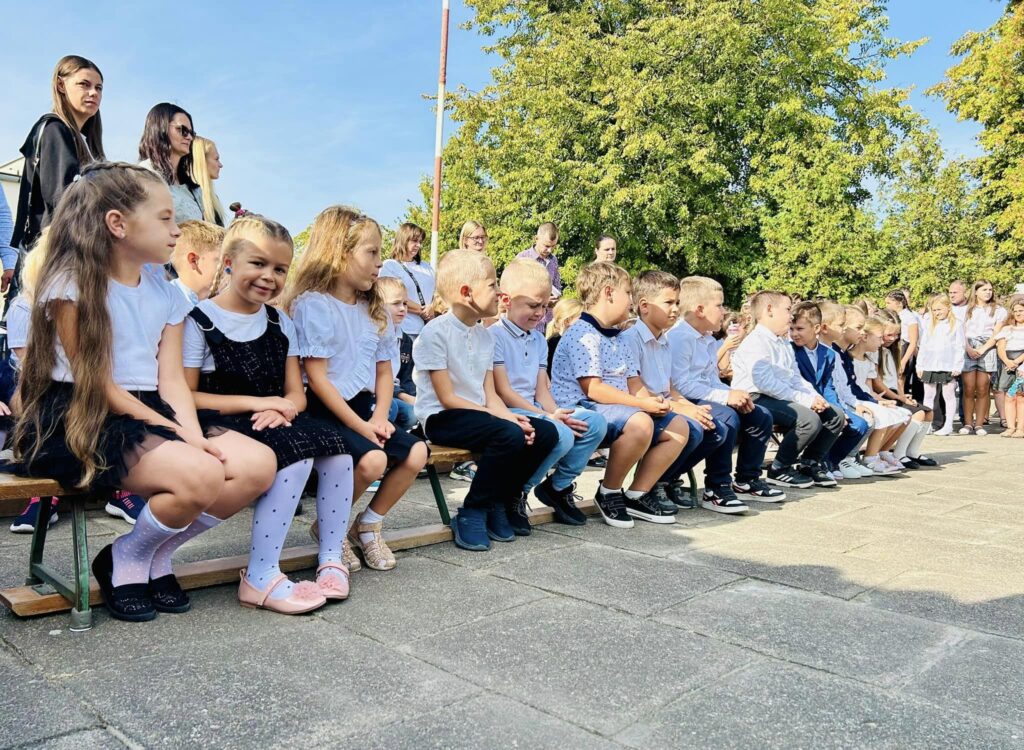 Najmłodsi uczniowie podczas uroczystości