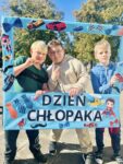 Trzej chłopcy w foto ramce