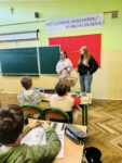 Uczennice z klasy siódmej składają życzenia chłopcom