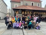 Uczniowie przed pomnikiem i restauracją Bamberka