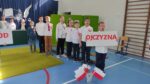 Chłopcy trzymajcy napis ojczyzna
