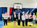Grupa uczniów na scenie