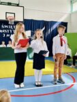 Trójka dzieci występująca w sali gimnastycznej