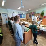 Grupa uczniów na zajęciach tworzenia domków dla owadów