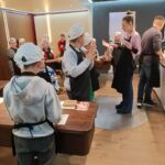 Uczniowie odbierający dyplomy za udział w warsztatach