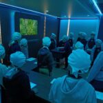 Uczniowie oglądający prezntację o czekoladzie