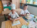 Dwaj chłopcy przygotowujący sałatkę