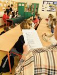 Koordynatorka akcji czytelniczej w tle z uczniami