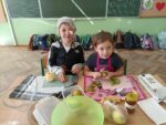 Przygotowywanie składników do sałatki