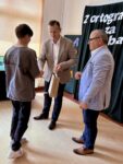 Chłopiec odbierający nagrodę