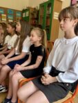 Dziewczynki siedzące na widowni
