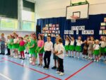 Grupa uczniów podczas występu w sali gimnastycznej