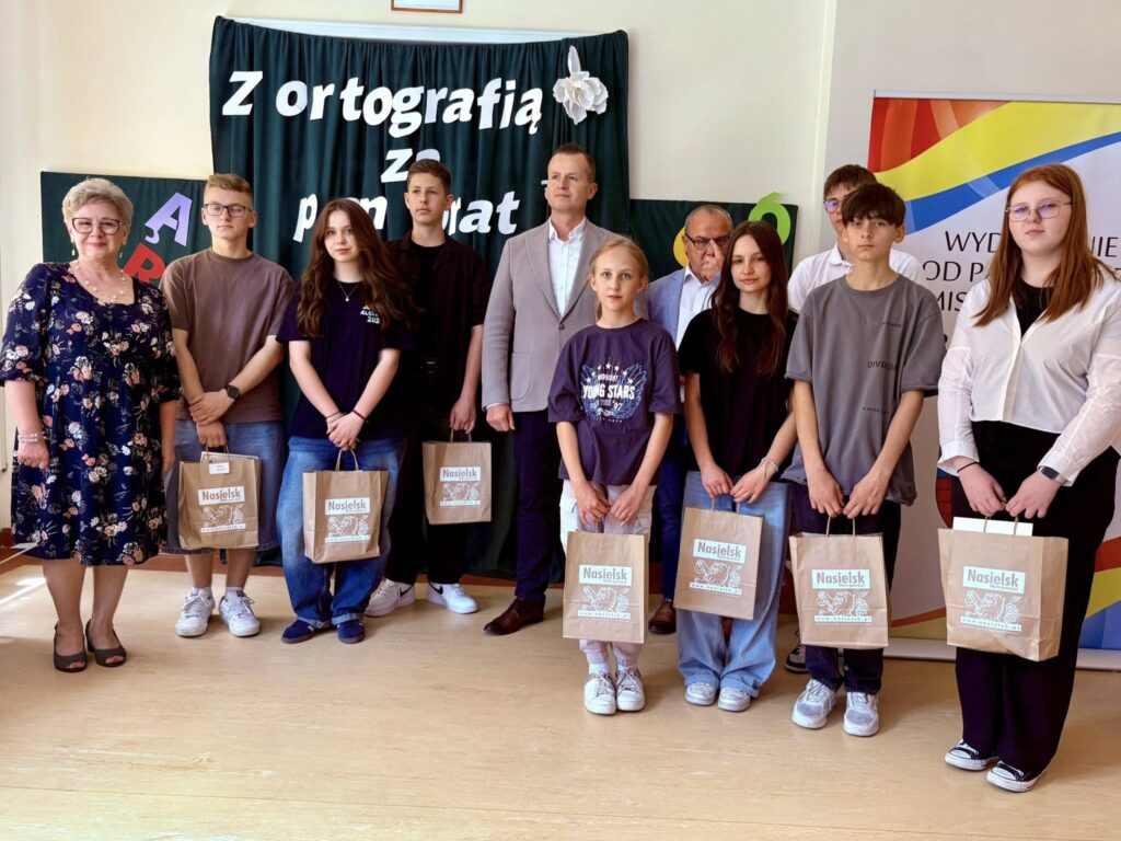 Nagrodzeni laureaci wraz Burmistrzem i Organizatorką konkursu