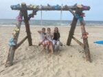 Trzy dziewczynki na huśtawce na plaży