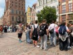 Uczniowie na gdańskiej starówce pod Neptunem