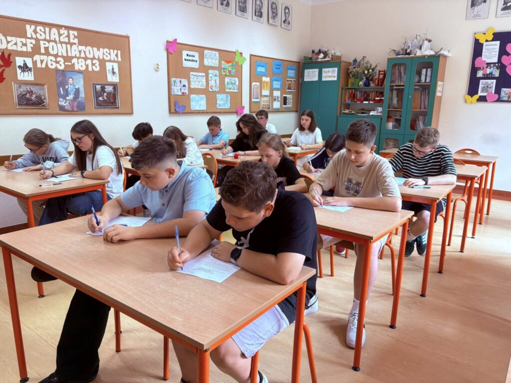 Uczniowie podczas pisania testu ortograficznego