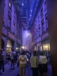 Uczniowie w zrekonstruowanej uliczce z czasów wojny
